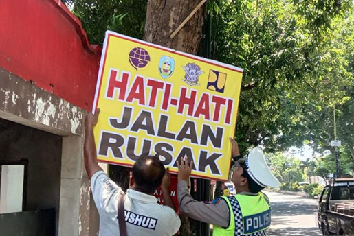Polisi pasang banner imbauan jalan rusak di jalur pantura Situbondo