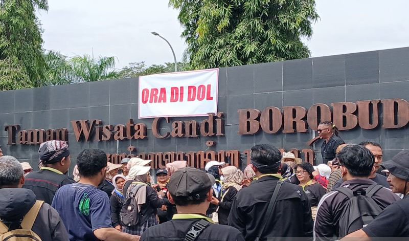 FMBB unjuk rasa di luar pagar Candi Borobudur