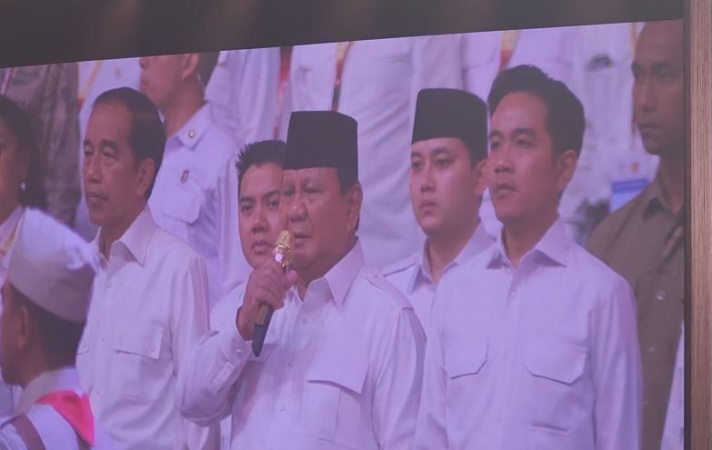 Berdiri apit Prabowo, Jokowi dan Gibran hadiri HUT Ke-17 Gerindra Berdiri apit Prabowo, Jokowi dan Gibran hadiri HUT Ke-17 Gerindra