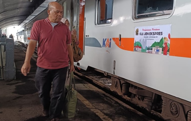 KA Ijen Ekspress dilepas dari Stasiun Malang tujuan Ketapang Banyuwangi KA Ijen Ekspress dilepas dari Stasiun Malang tujuan Ketapang Banyuwangi
