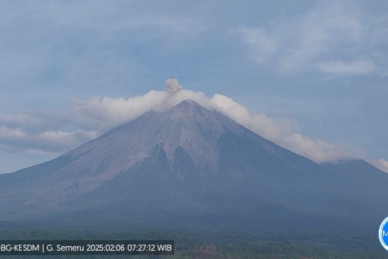 Gunung Semeru erupsi dengan letusan 400 meter di atas puncak Gunung Semeru erupsi dengan letusan 400 meter di atas puncak