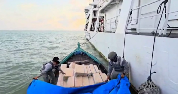Bakamla RI tangkap kapal kayu bermuatan rokok ilegal di Perairan Tembilahan Bakamla RI tangkap kapal kayu bermuatan rokok ilegal di Perairan Tembilahan