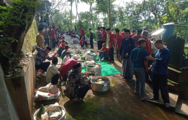Tradisi Sadranan, warga lereng Merbabu gelar kenduri dan doa di makam puncak bukit Tradisi Sadranan, warga lereng Merbabu gelar kenduri dan doa di makam puncak bukitÂ