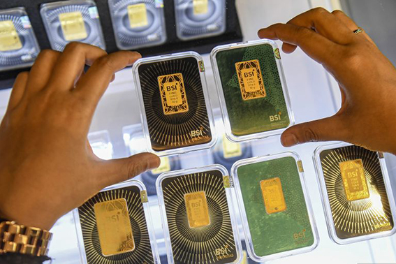 Harga emas Antam Jumat merosot Rp14.000 ke angka Rp1,678 juta per gram