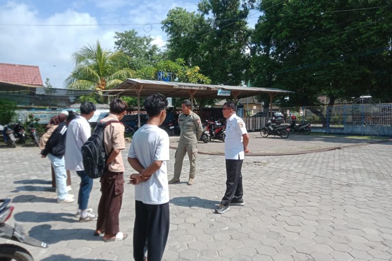 Satpol PP Lombok Timur tertibkan pelajar yang membolos Satpol PP Lombok Timur tertibkan pelajar yang membolos