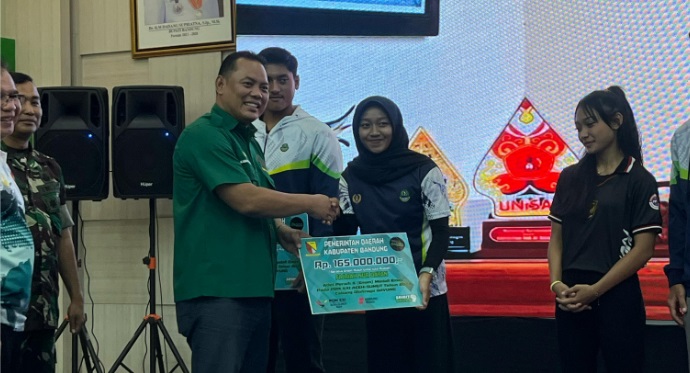 Pemkab Bandung serahkan uang kadeudeuh kepada 87 atlit peraih medali PON Pemkab Bandung serahkan uang kadeudeuh kepada 87 atlit peraih medali PON