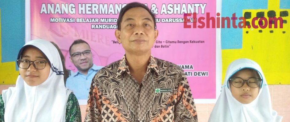 Artis Anang dan Ashanty bantu kacamata bagi siswa di Lumajang Artis Anang dan Ashanty bantu kacamata bagi siswa di Lumajang