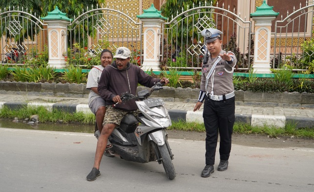 Tidak gunakan helm, puluhan pengendara sepeda motor di Sentani ditilang Tidak gunakan helm, puluhan pengendara sepeda motor di Sentani ditilang