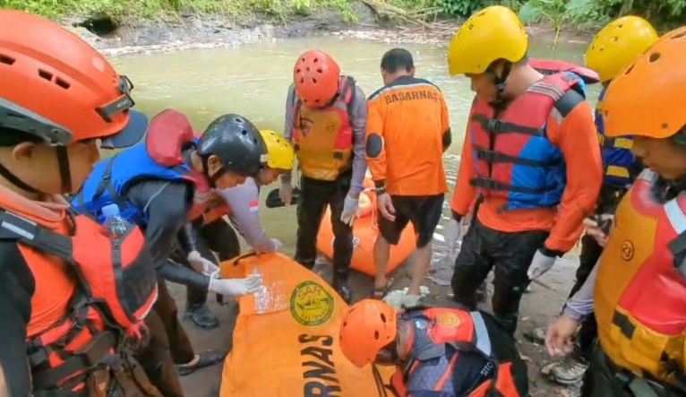 SAR evakuasi bocah perempuan meninggal yang jatuh ke Sungai Buha SAR evakuasi bocah perempuan meninggal yang jatuh ke Sungai Buha