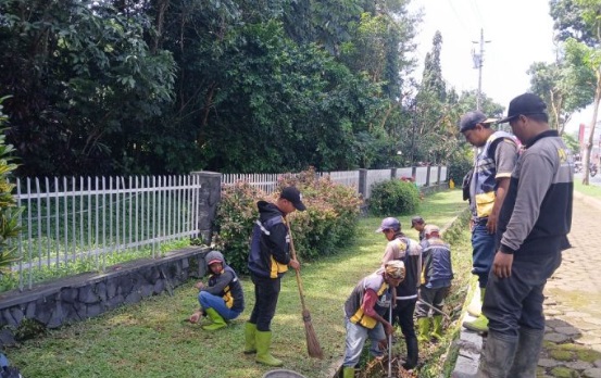 Petugas bersihkan lingkungan depan Akmil jelang retreat Petugas bersihkan lingkungan depan Akmil jelang retreat