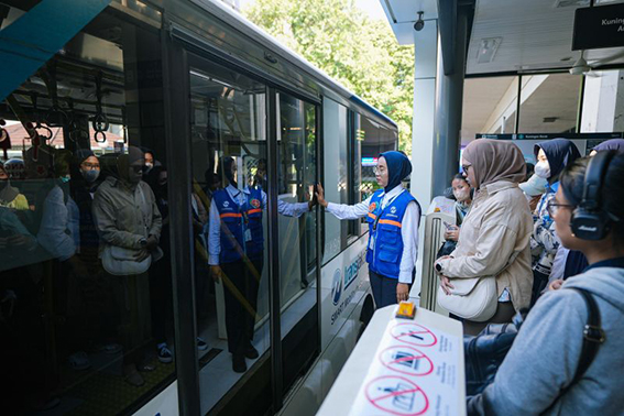 Transjakarta izinkan penumpang berbuka puasa di dalam bus Transjakarta izinkan penumpang berbuka puasa di dalam bus
