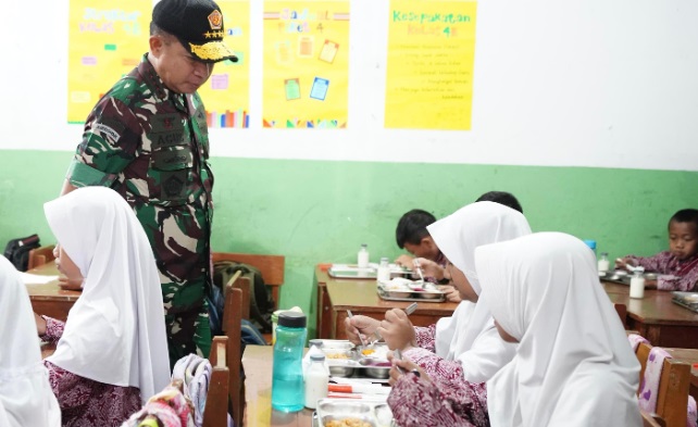 Panglima TNI tinjau Program Makan Bergizi Gratis di Cimahi Jawa Barat Panglima TNI tinjau Program Makan Bergizi Gratis di Cimahi Jawa Barat