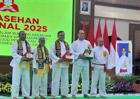 Dua jenderal Brimob jadi pendekar silat Dua jenderal Brimob jadi pendekar silat