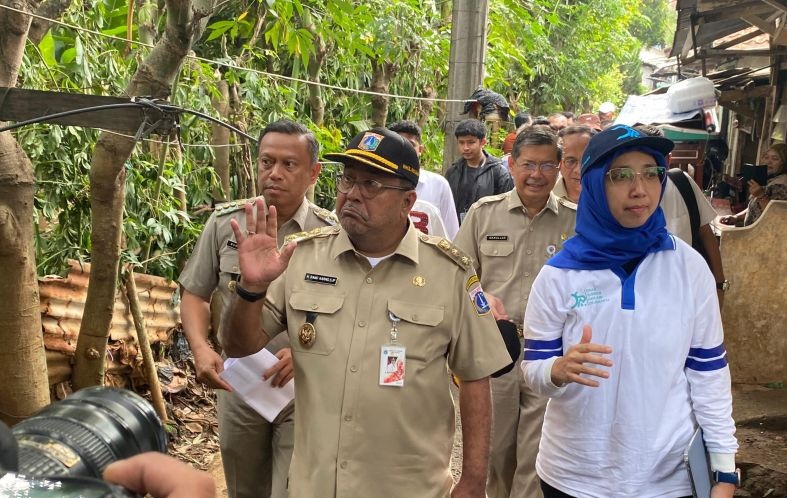 Bang Doel perdana pemerintahan langsung ke lokasi banjir Kali Krukut Bang Doel perdana pemerintahan langsung ke lokasi banjir Kali Krukut
