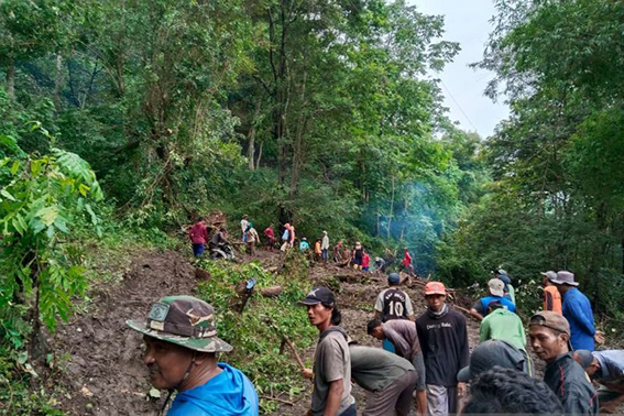 BPBD dan TNI/Polri Situbondo gotong royong bersihkan tanah longsor BPBD dan TNI/Polri Situbondo gotong royong bersihkan tanah longsor