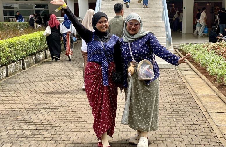 Penggemar padati area konser Bingah dengan busana batik Penggemar padati area konser Bingah dengan busana batik