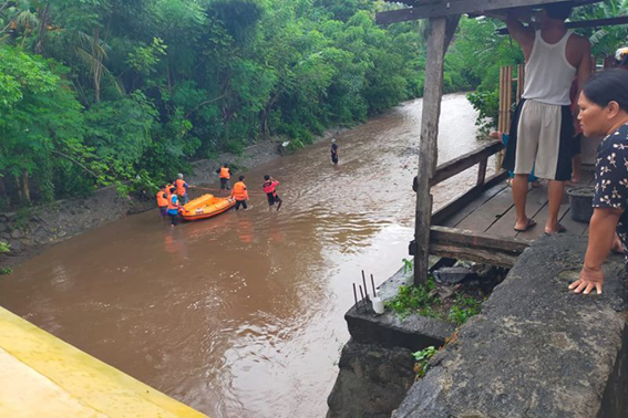 Tim SAR evakuasi korban banjir bandang di Sumbawa Tim SAR evakuasi korban banjir bandang di Sumbawa