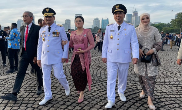 Sebelum dilantik, Ahmad Luthfi-Gus Yasin sempat bergurau dengan tim Sebelum dilantik, Ahmad Luthfi-Gus Yasin sempat bergurau dengan tim