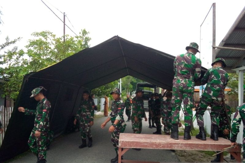 TNI mendirikan tenda bagi korban luapan air Danau Limboto TNI mendirikan tenda bagi korban luapan air Danau Limboto