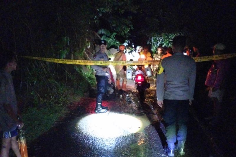 Tim SAR evakuasi korban yang tertimbun longsor berjam-jam di Garut Tim SAR evakuasi korban yang tertimbun longsor berjam-jam di Garut