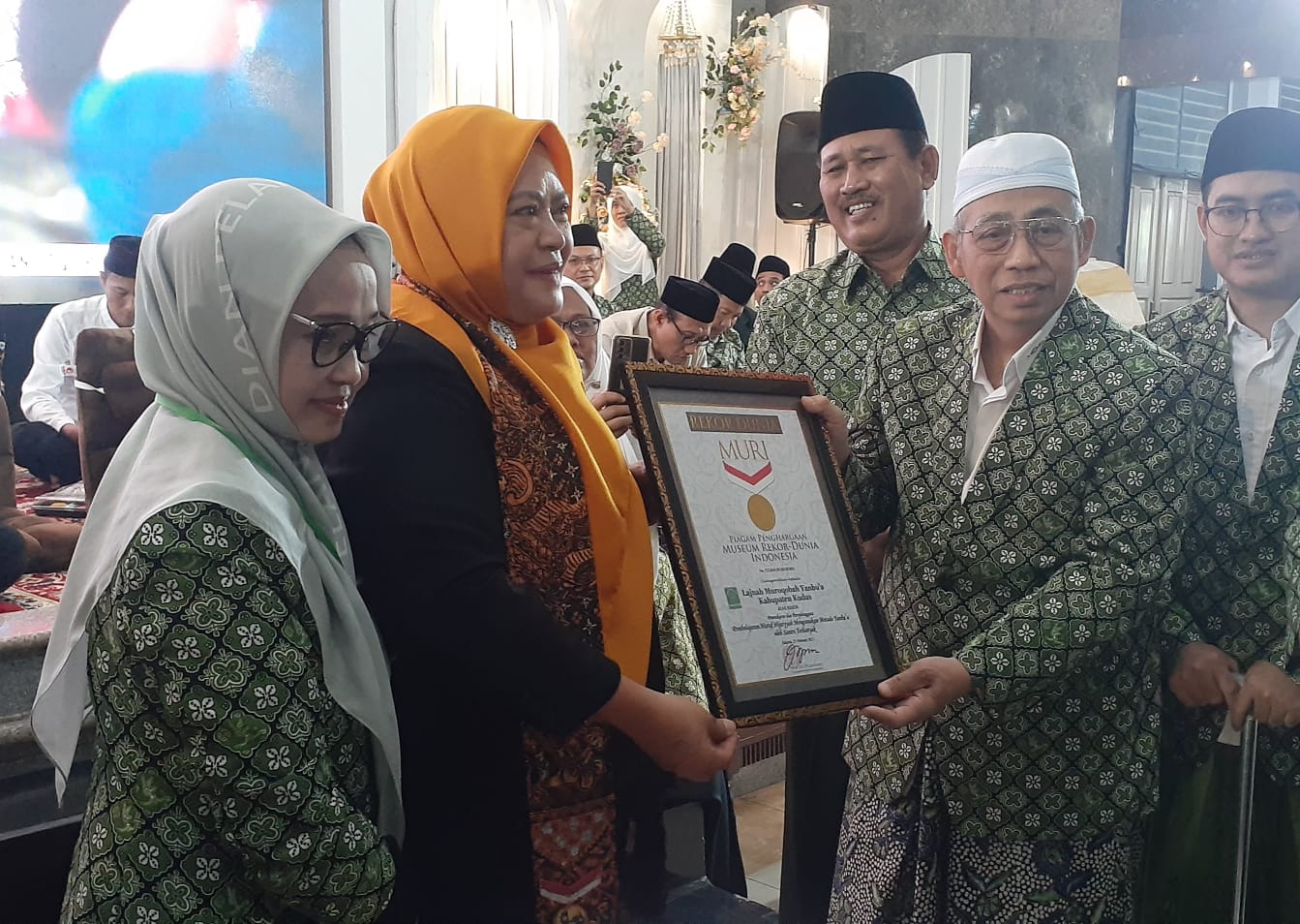 3.230 santri di Kudus pecahkan rekor MURI pelafalan huruf hijaiyyah metode Yanbua terbanyak