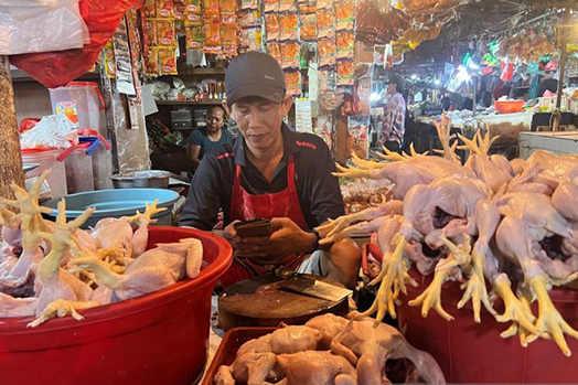 Harga pangan Jumat, daging ayam Rp34.150/kg, cabai rawit Rp71.300/kg