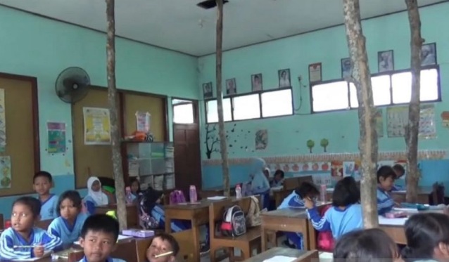 Siswa SDN 3 Ngawi belajar di perpustakaan akibat atap kelas rusak Siswa SDN 3 Ngawi belajar di perpustakaan akibat atap kelas rusak