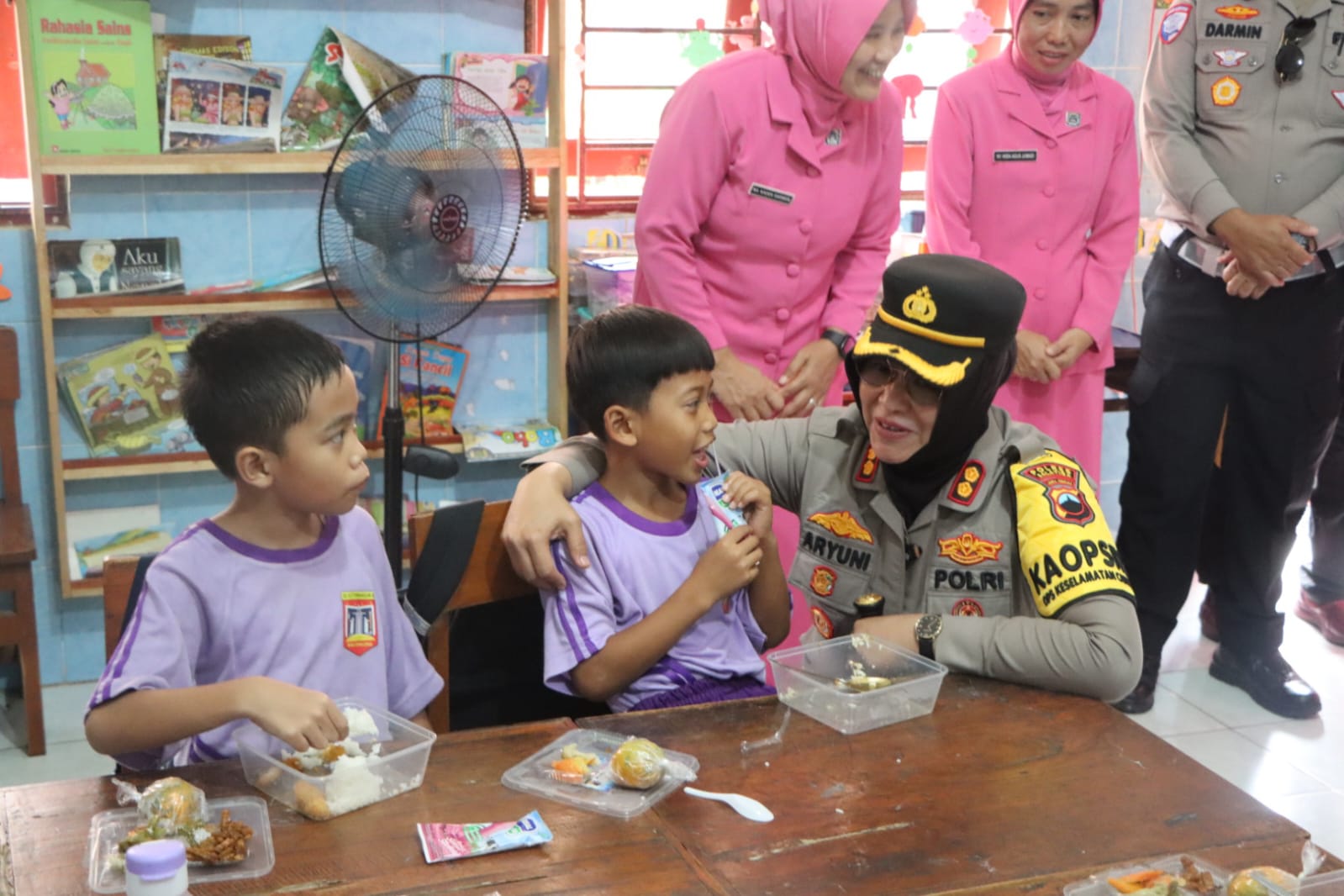 Polres Salatiga bagikan seribu MBG program Jumat Berkah Polres Salatiga bagikan seribu MBG program Jumat Berkah