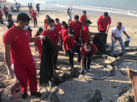 Kolaborasi AP Indonesia Ngurah Rai bersihkan sampah di Pantai Kelan Kolaborasi AP Indonesia Ngurah Rai bersihkan sampah di Pantai Kelan