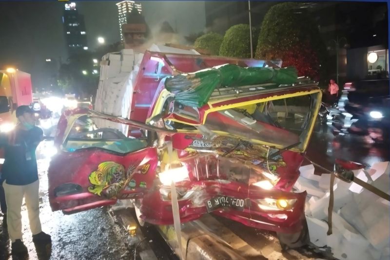 Satu orang tewas akibat kecelakaan truk di depan Gedung Bidakara Satu orang tewas akibat kecelakaan truk di depan Gedung Bidakara