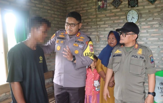 Polisi beri bantuan sembako ke pelaku pencuri pisang di Lamsel Polisi beri bantuan sembako ke pelaku pencuri pisang di Lamsel