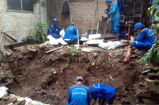 Pemkot Jaktim perbaiki jembatan rusak dan turap ambrol di Batu Ampar