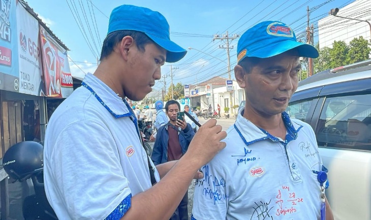 Hari terakhir bekeja, buruh Sritex corat coret seragam kerja sebagai kenang-kenangan Hari terakhir bekeja, buruh Sritex corat coret seragam kerja sebagai kenang-kenangan
