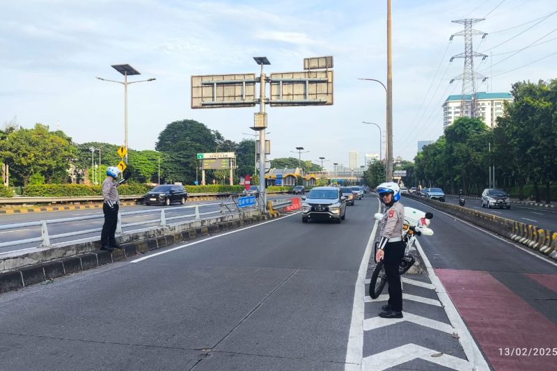 Polda Metro Jaya kerahkan 90 personel pengurai kemacetan di Jakarta Polda Metro Jaya kerahkan 90 personel pengurai kemacetan di Jakarta