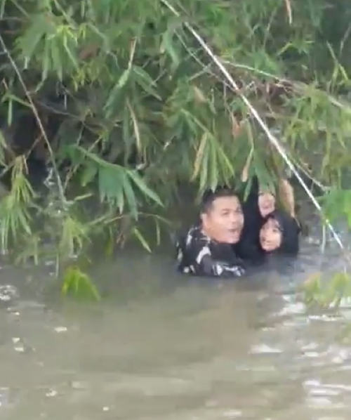 Aksi heroik personel Lanud SIM selamatkan warga tercebur sungai