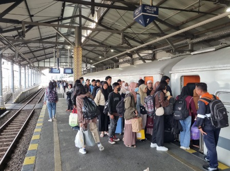 Tiket KA untuk Lebaran 2025 sudah dapat dipesan setiap pukul 00.00 WIB Tiket KA untuk Lebaran 2025 sudah dapat dipesan setiap pukul 00.00 WIB