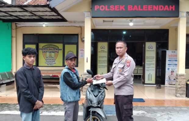 Kapolsek Baleendah serahkan sepeda motor yang dicuri kepada pemiliknya Kapolsek Baleendah serahkan sepeda motor yang dicuri kepada pemiliknya