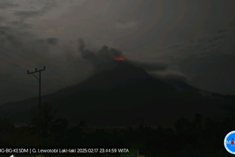 Gunung Lewotobi Laki-laki erupsi tiga kali pada Selasa Gunung Lewotobi Laki-laki erupsi tiga kali pada Selasa