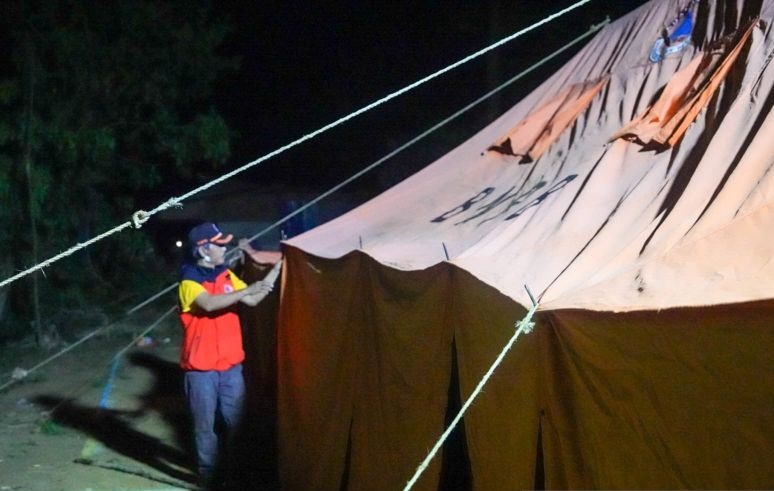 BPBD dirikan tenda darurat untuk warga korban kebakaran di Kendari BPBD dirikan tenda darurat untuk warga korban kebakaran di Kendari