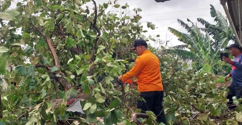 Angin puting beliung porak-porandakan Harapan Jaya, Bekasi Utara, 41 rumah rusak Angin puting beliung porak-porandakan Harapan Jaya, Bekasi Utara, 41 rumah rusak