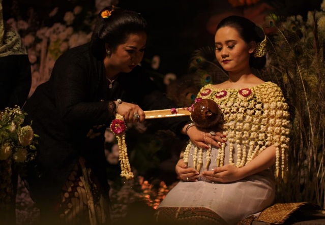 Menjaga adat budaya Jawa yang hampir punah, warga Kudus gelar tradisi mitoni 7 bulanan Menjaga adat budaya Jawa yang hampir punah, warga Kudus gelar tradisi mitoni 7 bulanan