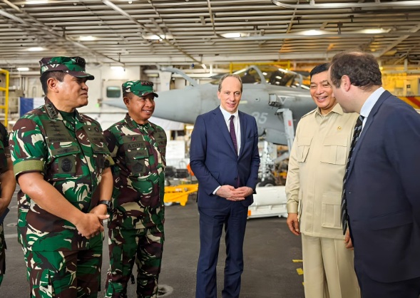 Panglima TNI dampingi Menhan RI tinjau Kapal Induk Prancis Charles De Gaulle Panglima TNI dampingi Menhan RI tinjau Kapal Induk Prancis Charles De Gaulle