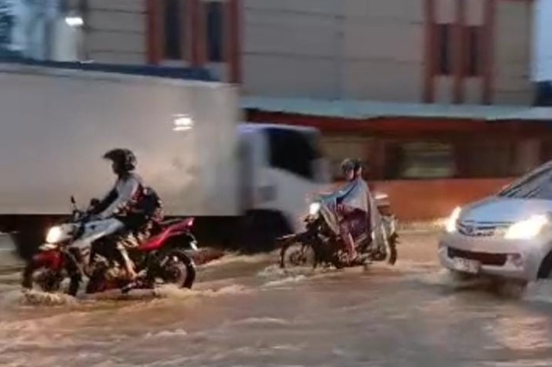 Diguyur seharian, Kudus dikepung banjir, Pantura Kudus-Pati lumpuh