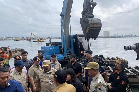 Antisipasi banjir, Pemprov DKI kerahkan 1.000 personel keruk sungai dan waduk Antisipasi banjir, Pemprov DKI kerahkan 1.000 personel keruk sungai dan waduk