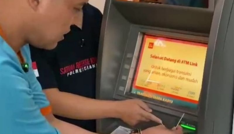 Polisi ringkus pelaku ganjal mesin ATM di Cianjur Polisi ringkus pelaku ganjal mesin ATM di Cianjur