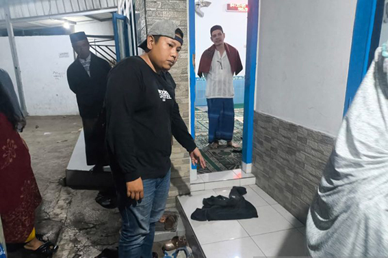 Polisi selidiki bayi perempuan yang ditemukan marbot di teras masjid Polisi selidiki bayi perempuan yang ditemukan marbot di teras masjid