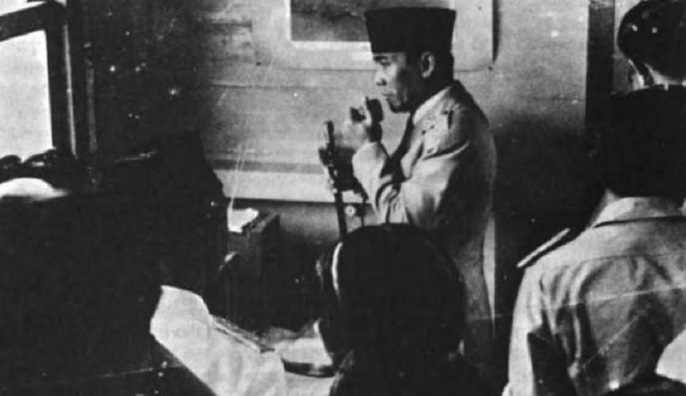 19 Februari 1954: Sukarno tinjau pos penjagaan Gunung Merapi 19 Februari 1954: Sukarno tinjau pos penjagaan Gunung Merapi