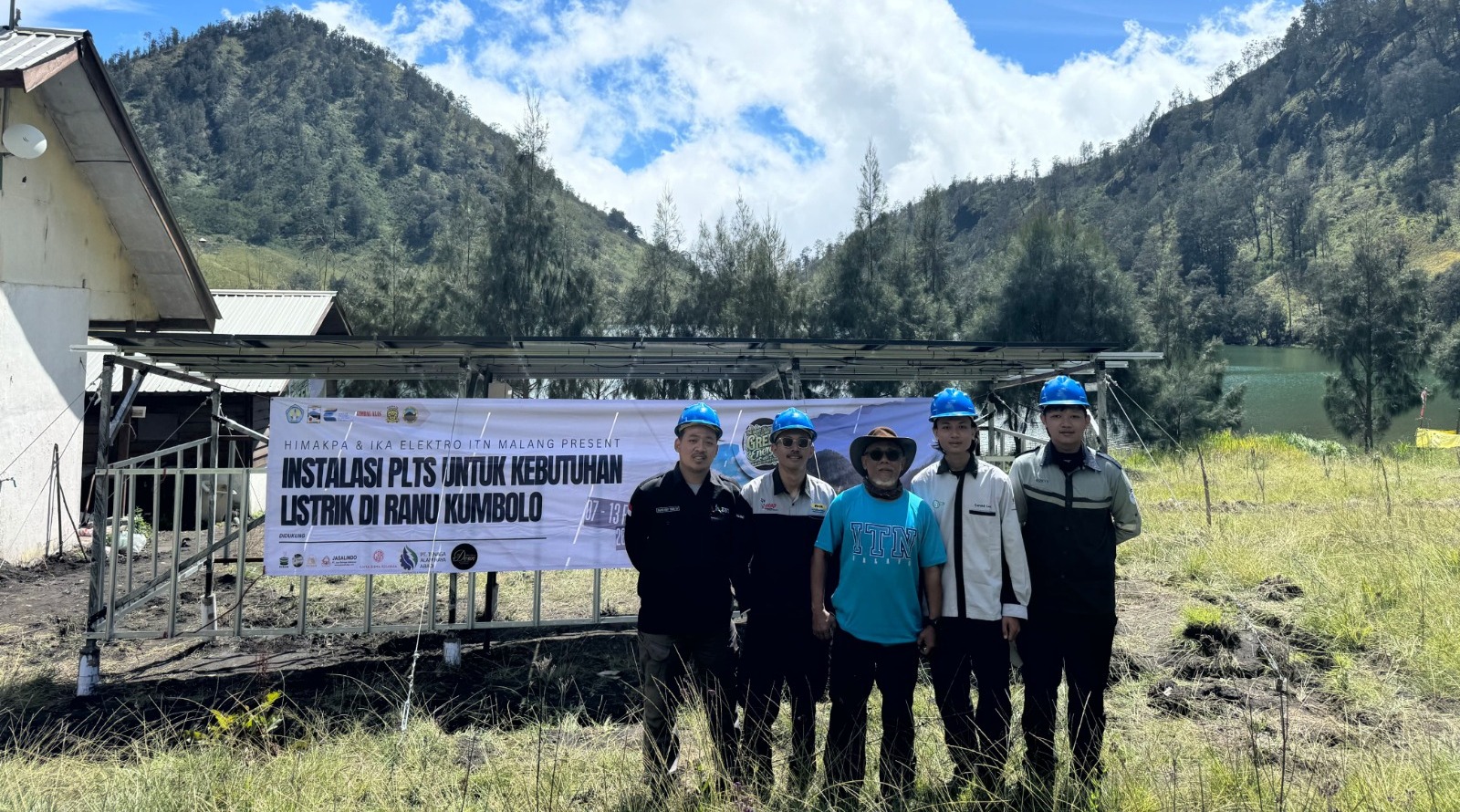 Tim PLTS ITN Malang terangi Ranu Kumbolo Tim PLTS ITN Malang terangi Ranu KumboloÂ