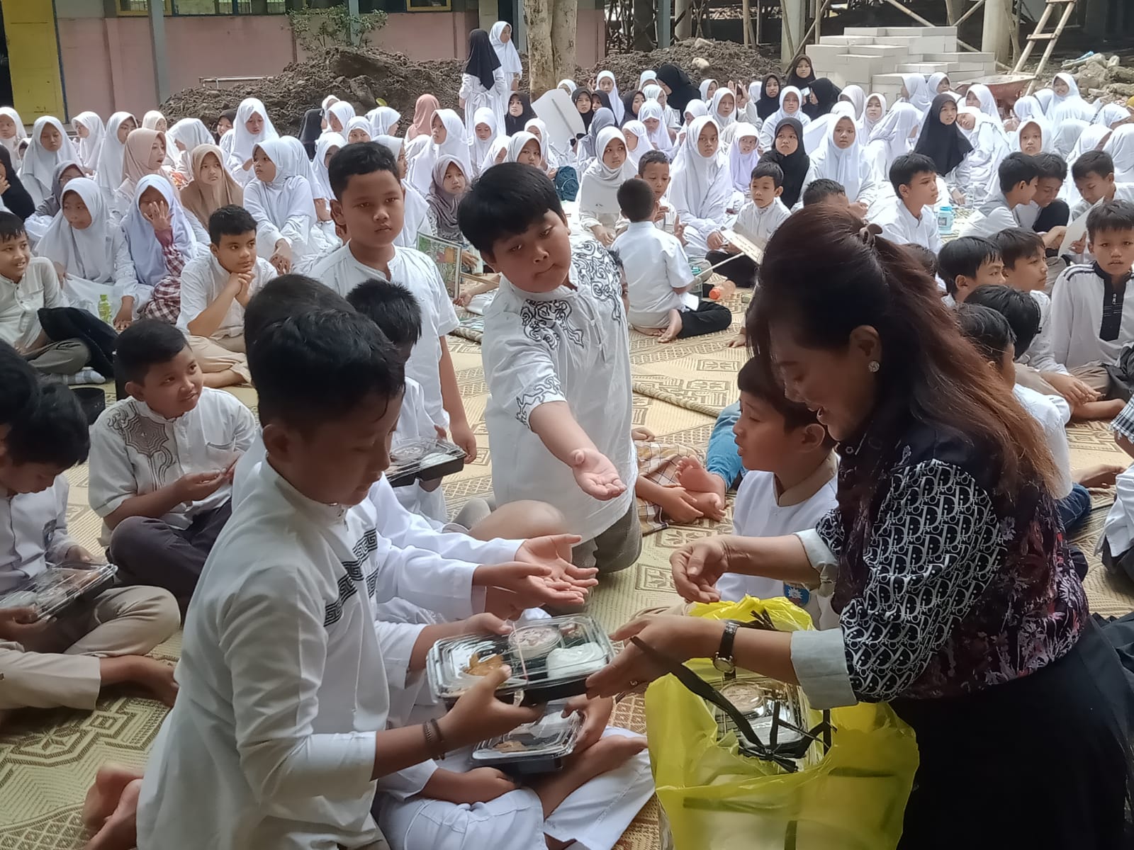 Tingkatkan kecerdasan dan kesehatan anak Indonesia, 2000 pelajar Boyolali dapat paket MBG Tingkatkan kecerdasan dan kesehatan anak Indonesia, 2000 pelajar Boyolali dapat paket MBG