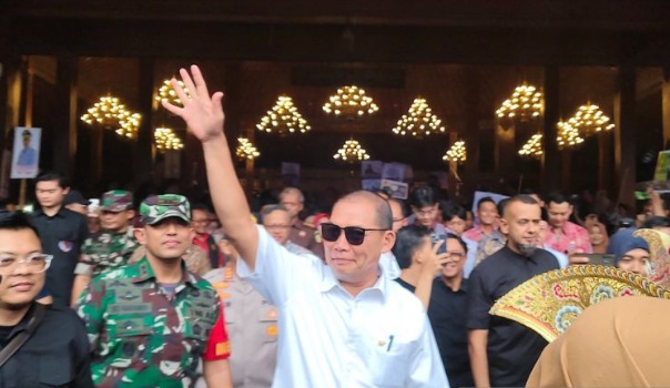 Ribuan orang lepas purnatugas Wali Kota Surakarta Ribuan orang lepas purnatugas Wali Kota SurakartaÂ